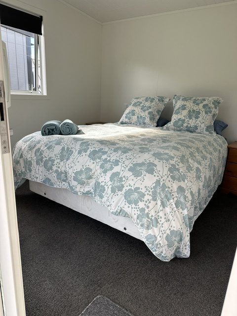 Premium Cabin queen bedroom